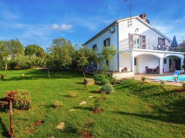 Comfortable holiday house with sea view and beautiful large yard