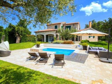 Lush Villa in Baderna with Artistic Interiors  Pool
