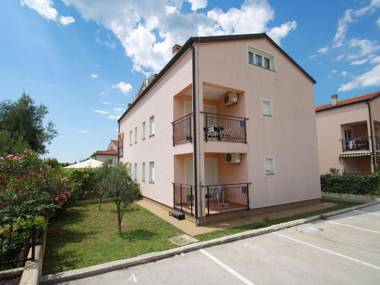 Nicely furnished apartment with two bedrooms and terrace 1 km from the beach