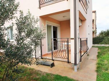 Nicely furnished apartment with two bedrooms and terrace 1 km from the beach