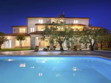 Modern two bedrooms apartment with shared pool 800 m from the beaches