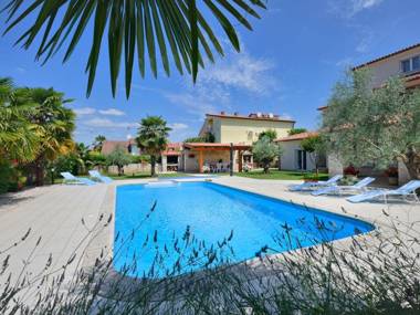 Modern two bedrooms apartment with shared pool 800 m from the beaches