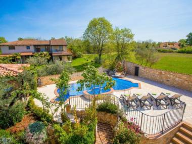 Modern and comfortable apartment for 5 persons with shared pool and garden