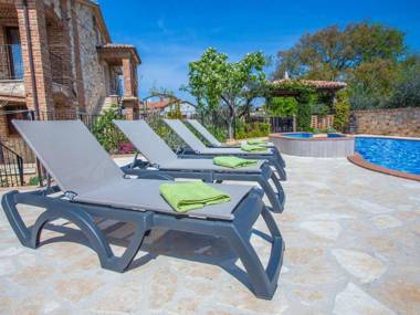 Modern and comfortable apartment for 5 persons with shared pool and garden