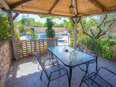 Modern and comfortable apartment for 5 persons with shared pool and garden