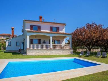 Lovely villa with a large garden a private pool and panoramic view