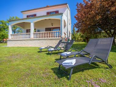 Lovely villa with a large garden a private pool and panoramic view