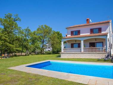 Lovely villa with a large garden a private pool and panoramic view