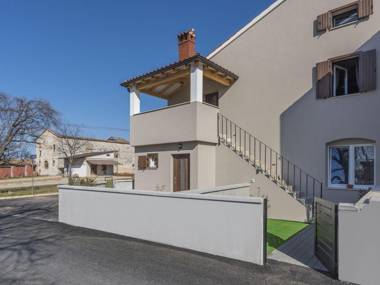 Beautiful decorated apartment with sea view near the olive groves and the sea