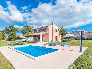 Detached villa with private pool and large garden in a quiet area