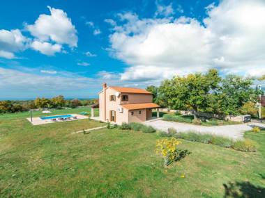Detached villa with private pool and large garden in a quiet area