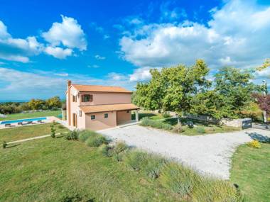 Detached villa with private pool and large garden in a quiet area