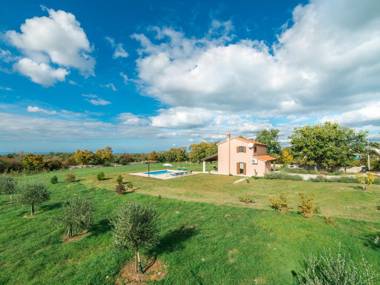 Detached villa with private pool and large garden in a quiet area