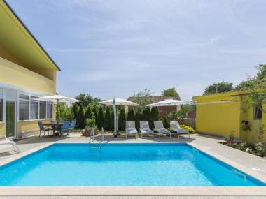 Modern apartment with shared pool for 4 persons in Nova Vas