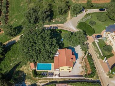 Adorable holiday home with private swimming pool and terrace !