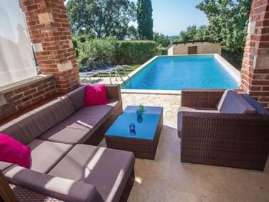 Adorable holiday home with private swimming pool and terrace !