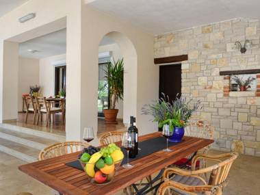 Modern apartment with pool free Wi-Fi and air conditioning ideal for a couple