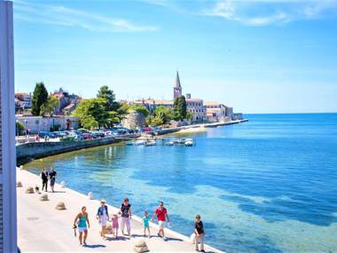 One bedroom apartment with direct sea view located in the old town of Porec