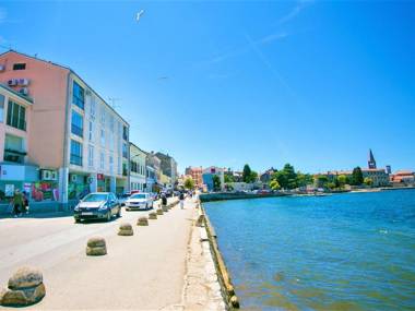 One bedroom apartment with direct sea view located in the old town of Porec