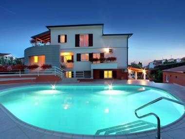 Modern apartment for 2-4 persons in familily house with shared pool