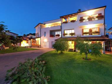 Modern apartment for 2-4 persons in familily house with shared pool