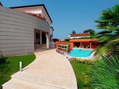 Modern apartment for 2-4 persons in familily house with shared pool