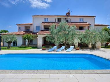 Nicely furnished apartment with covered terrace located in front of the pool