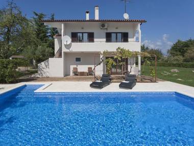 Nice and spacious apartment for 4 people with private pool