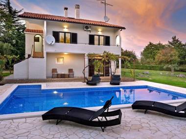 Nice and spacious apartment for 4 people with private pool