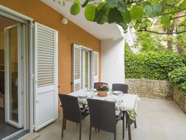 Newly renovated ground floor apartment with garden