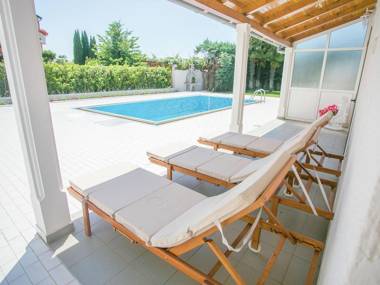 Comfortable holiday house with private pool near the beaches