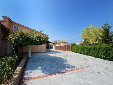 Apartment on the groundfloor in with shared pool and garden