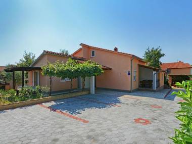 Apartment for up to 5 persons near Porec with shared pool