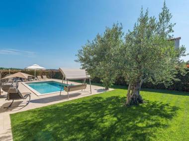 Newly built  4 bedrooms holiday house with pool fully air-conditioned garden