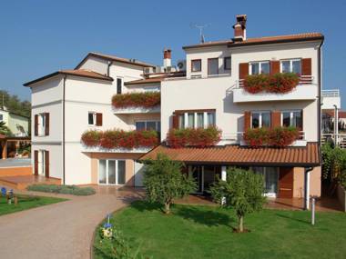 Apartment with shared pool terrace A/C and wifi 800 m from the beach