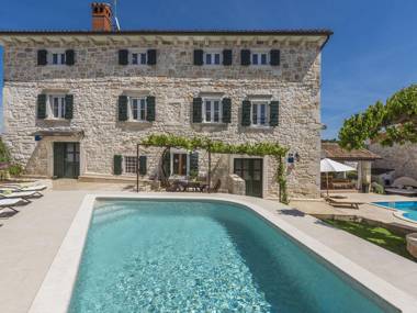 Stone house with private pool for 10 people near Porec