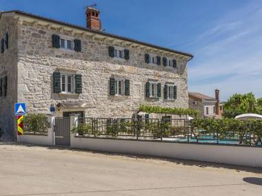 Stone house with private pool for 10 people near Porec