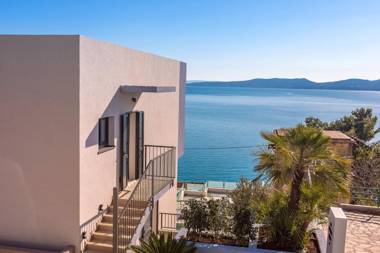 Villa Perla Blu with 4 bedrooms heated pool jacuzzi 50m from beach