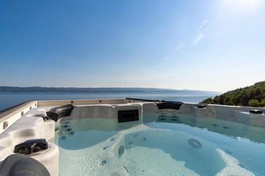 Seaview Villa BLUE LAGOON with private pool jacuzzi media room 6 bedrooms beach 70m