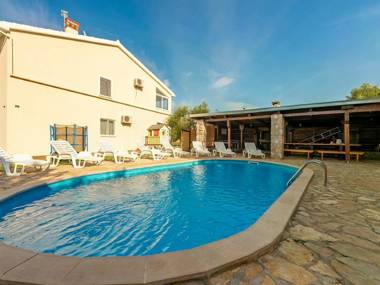 Large home with pool and outdoor kitchen300 m distant from the sandy beach !