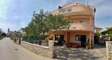 Cozy apartments Neda near the sea