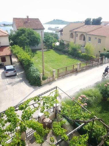 Cozy apartments Neda near the sea