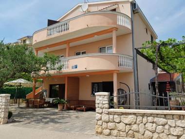 Cozy apartments Neda near the sea