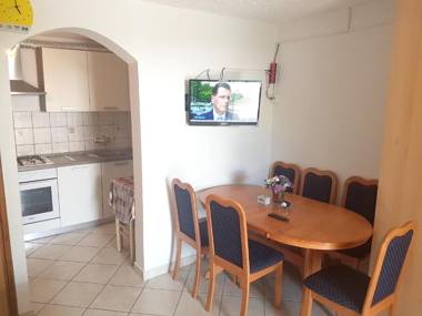 2 bedrooms appartement at Pag 100 m away from the beach with sea view enclosed garden and wifi