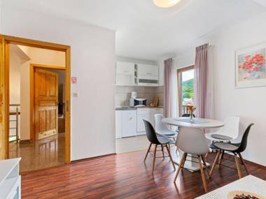 Picturesque Holiday Home in Sumartin near the Sea