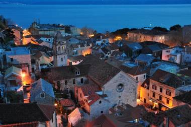 Villa Mama - Traditional Apartments in Omis