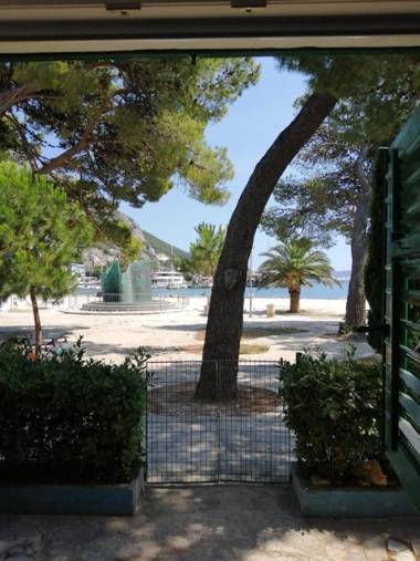 Omiš apartment on the beach