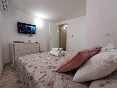 Explore old town and all the beauties in Omiš staying at Apartment Olmissum