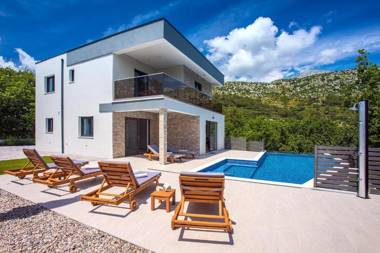 Villa Zora -luxurious villa with heated pool sauna 4 bedrooms 10 persons max