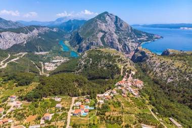 VILLA ALMIC with heated pool 5 bedrooms Gaming room a multi-use playground court